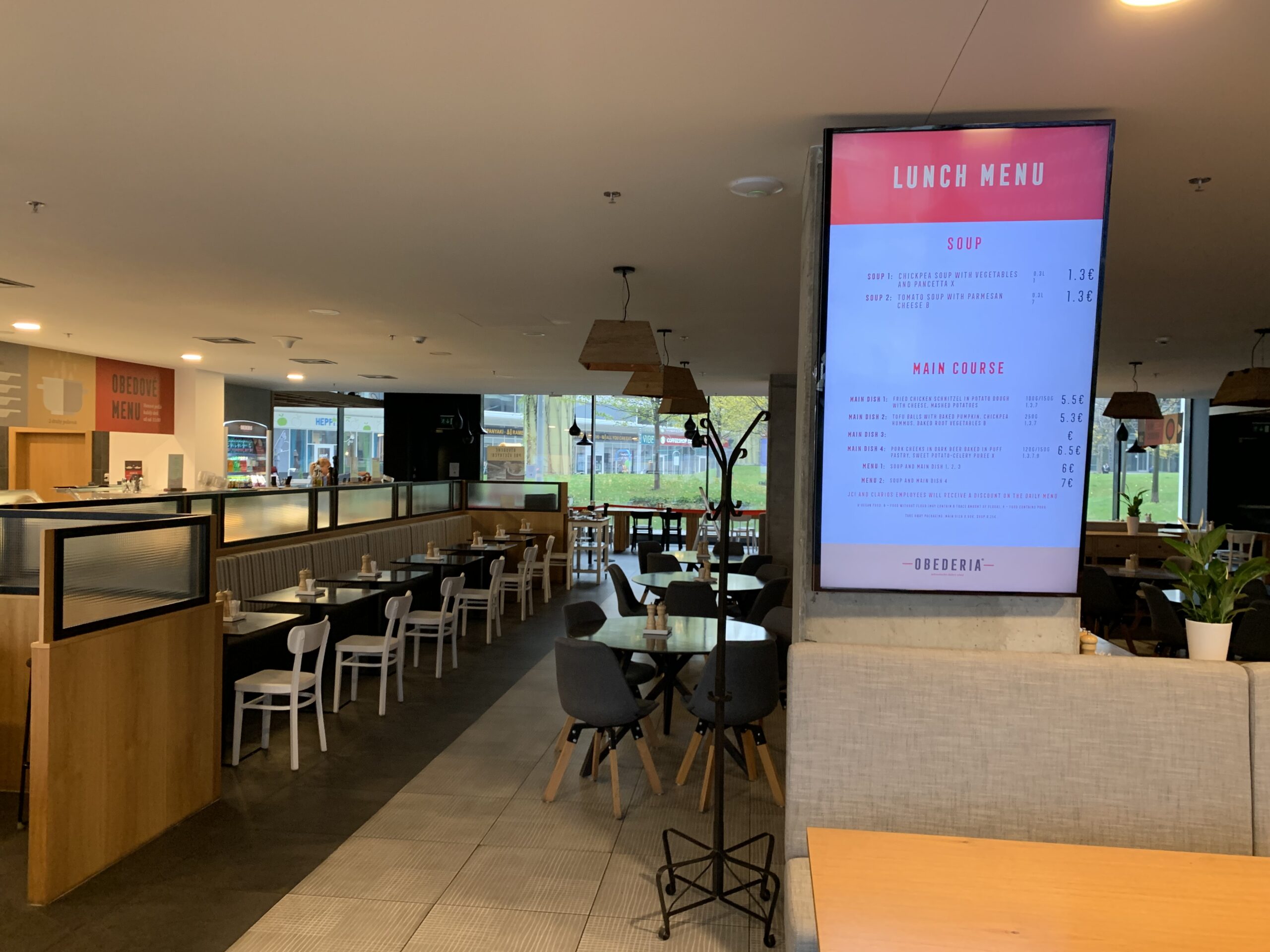Digitálna menu tabuľa v reštaurácii Digitálna menu tabuľa v reštaurácii ukazuje výhody digital signage pre reštaurácie